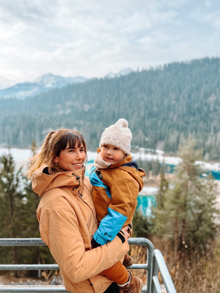 moeder en zoon poseren voor het caumasee meer in zwitserland