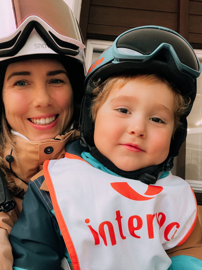 moeder en zoon ski zwitserland