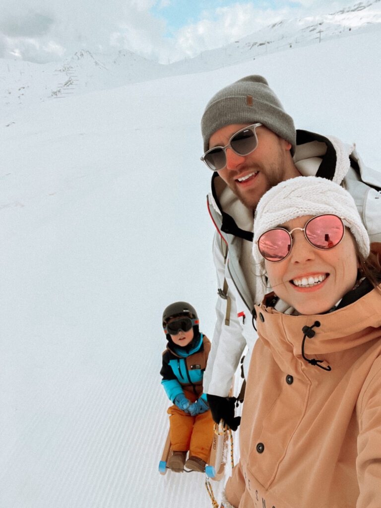 gezin selfie in de sneeuw tijdens sleetocht zwitserland.