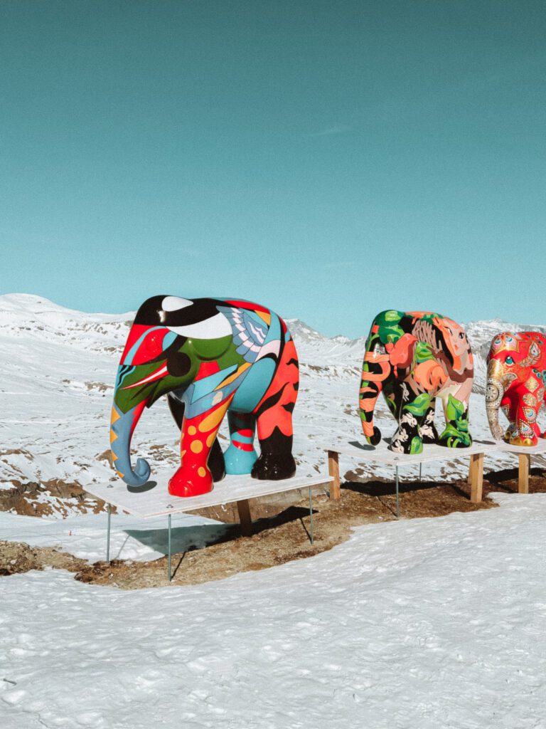 olifanten beelden in de besneeuwde bergen van laax flims zwitserland