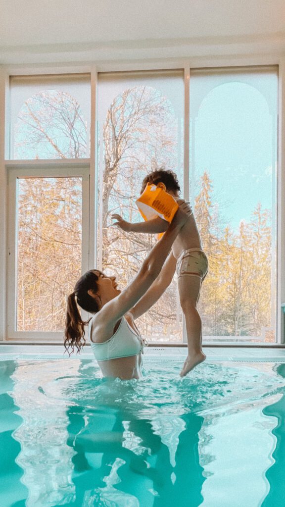 moeder en zoon in het zwembad van grand hotel surselva in flims met intersoc