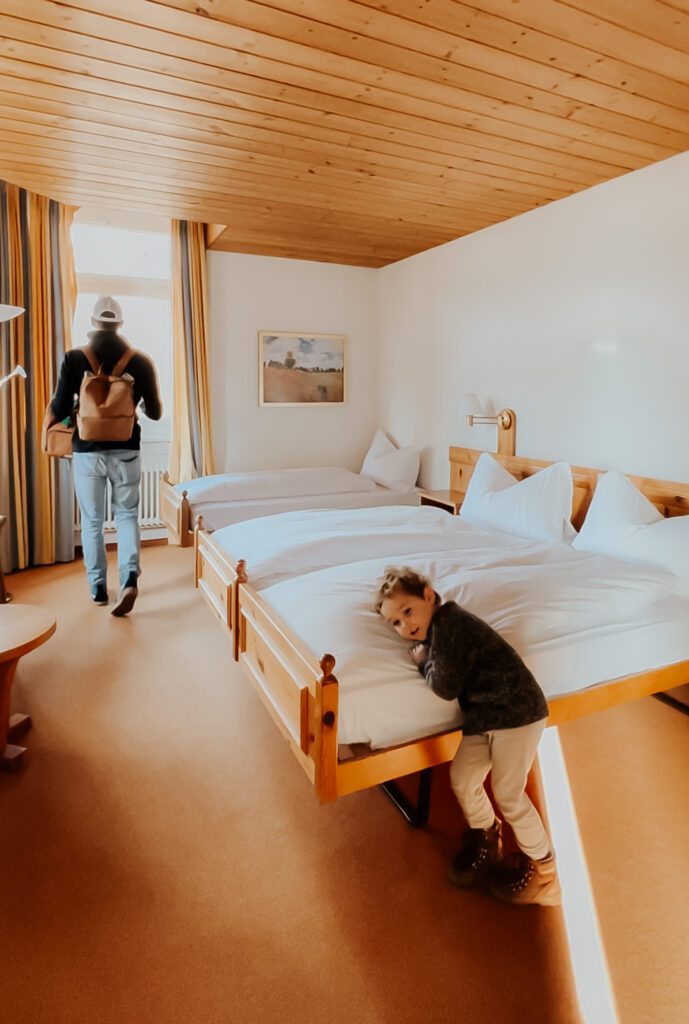 gezin in hotelkamer in zwiterland met intersoc