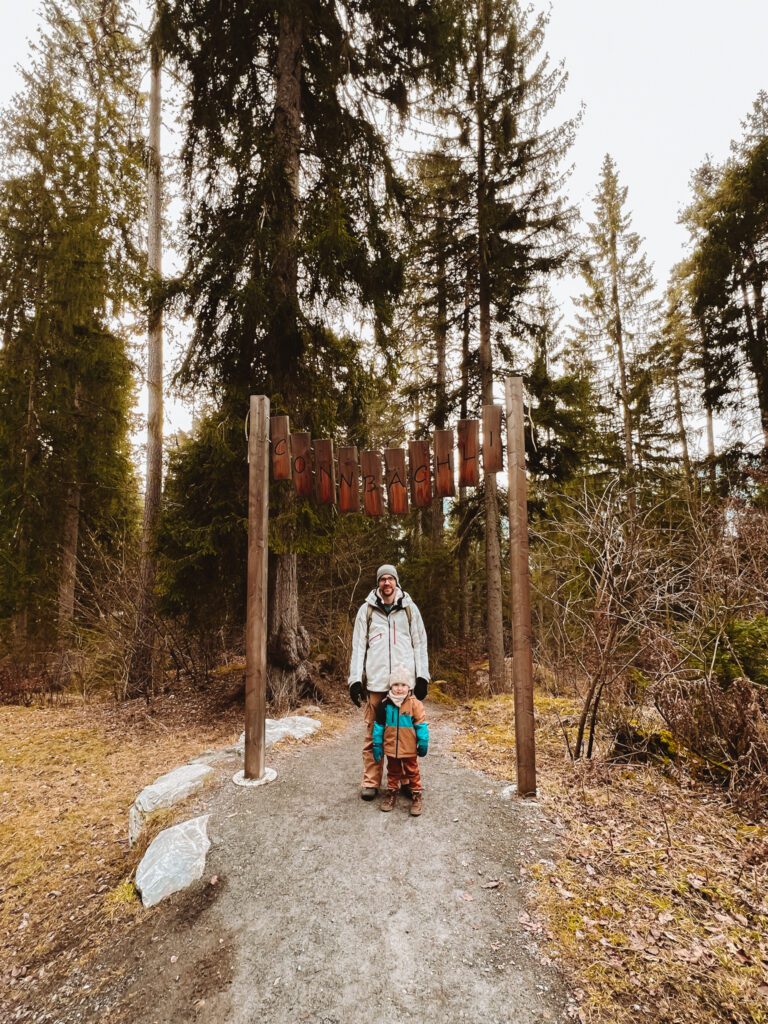 vader en zoon in de bergen en bossen in zwitserland